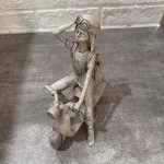 مجسمه دختر موتوری طرح سنگی لومن 13
