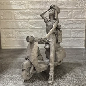 مجسمه دختر موتوری طرح سنگی لومن شاخص