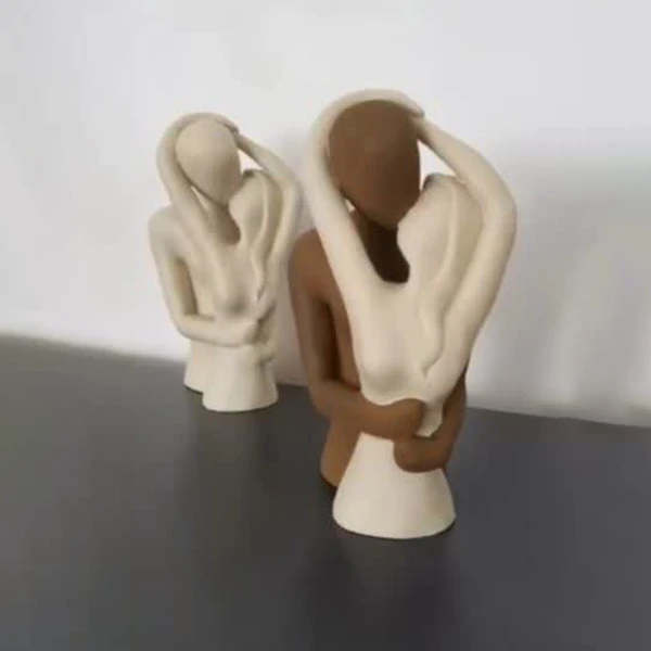 مجسمه سنگی آغوش لومن شاخص